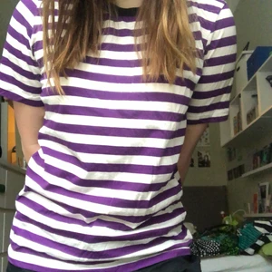 Lilarandig T-shirt  - Lilarandig T-shirt med svart krage! Super fint skick då jag knappt använt den. Storlek L men passar bra på mig som brukar ha M.  köparen står för frakten men möter annars upp på söder eller tc🌟 :)