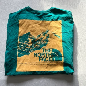 Långärmad North Face Tröja - Turkos och gul långärmad tröja, köpt som ”Mens Small”. Inga bud, säljer till första som matchar pris! ❤️❤️
