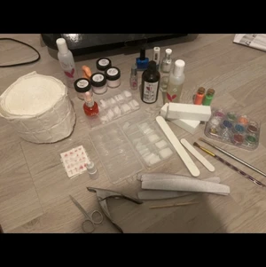 Nagel kit - Säljer mitt akryl nagelkit som jag beställt från nagelgiganten. Köpte cirka 6 månader sedan för 1000kr och säljer för 800kr då jag inte använder den. Allt är oanvänt förutom att jätte lite av akrylpulvret och akrylvätskan använts