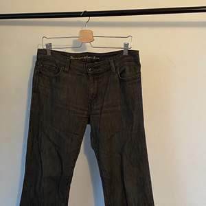 Unika low-waist Levis, passar bra på 160- 165cm.  Vid köp av produkt: 1. Skicka meddelande med: - Namn - Adress och postnummer - Tel och mail 2. Swisha  3. Paketet postas till dig!