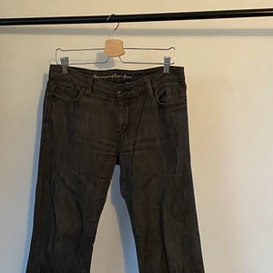 Grå Levis 553 midrise bootleg - Unika low-waist Levis, passar bra på 160- 165cm.  Vid köp av produkt: 1. Skicka meddelande med: - Namn - Adress och postnummer - Tel och mail 2. Swisha  3. Paketet postas till dig!