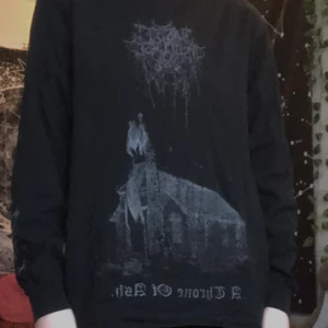 Långärmad tröja - Skitball långärmad tröja, säkert något band som jag tyvärr inte hört talas om (😅)! Möts i Uppsala eller skickar mot frakt <3