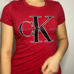 Röd calvin klein t-shirt - Storlek S men passar mig som är M. Så skönt material. Säljer för 150 ink. Frakt💕