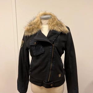 10 FEET jacka med pälskrage - 10 FEET jacka med pälskrage, svart med mönstrat foder