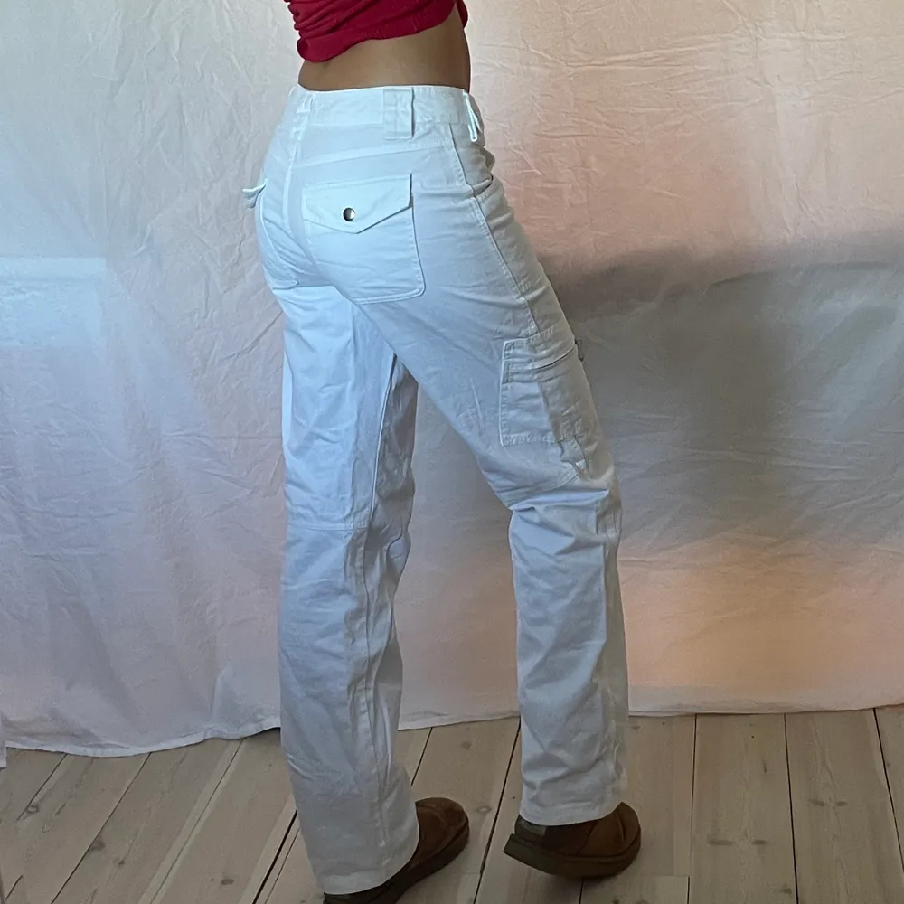Nice vita lågmidjade cargojeans med snygga detaljer och fickor! Från märket ”blanca style” 76cm i midjemått och 81cm innerbenslängd, jag är 173 ( lägg endast bud om du kan och vill köpa, bud är bindande) . Jeans & Byxor.