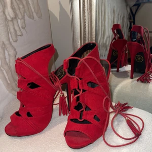 Röda klackskor - Röda stilett klackskor med snörning, använda en gång 