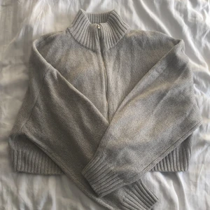 Stickad tröja  - Säljer min superfina stickad tröja från H&M köpt för 400kr här på plick. Säljer pga inte kommer till användning. Frakt tillkommer eller mötas upp i Strängnäs 