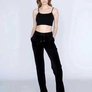 Juicy couture byxor - INTRESSEKOLL på mina svarta juicy couture byxor i storlek xxs. Jag har endast använt dom en gång så dom är i bra skick. Slutsålda överallt i nästan alla storlekar. Jag köpte dom från juicy coutures egna hemsida för 1000kr. Dom är ganska stora i storleken så dom skulle även passa någon som brukar ha xs-s. Öka med minst 10kr på budgivningen💕