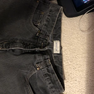 Lågmidjade gråa jeans  - Asballa lågmidjade jeans med snygga fickor! 