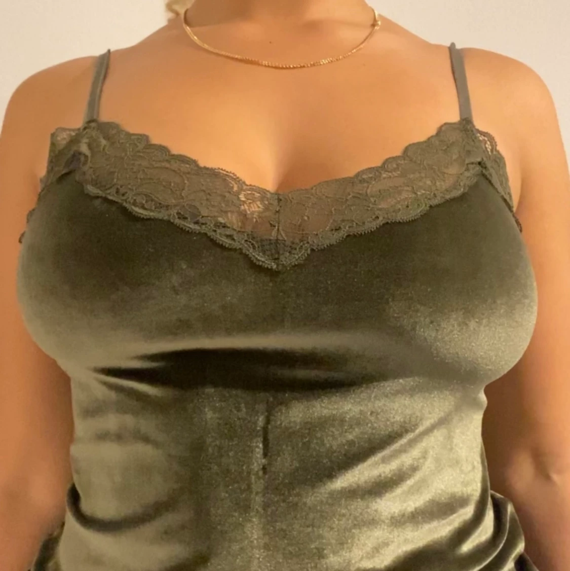 Grön sammet linne med spets