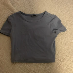 Ljusblågrå croptop från zara💙 - Fin croptop från zara i storlek S. Säljer pga inte kommer till användning💓 Nästan aldrig använd 