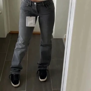 Söker i storlek 32 - Söker dessa gråa jeans från zara h💗