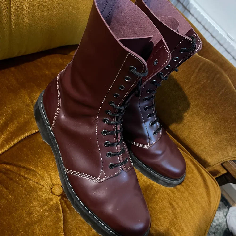 Size 44 boots in ox blood red color. Great condition worn 2-3 times. Looks like dr martens because Solovair was the maker of Dr Martens before Dr Martens became independent. . Skor.