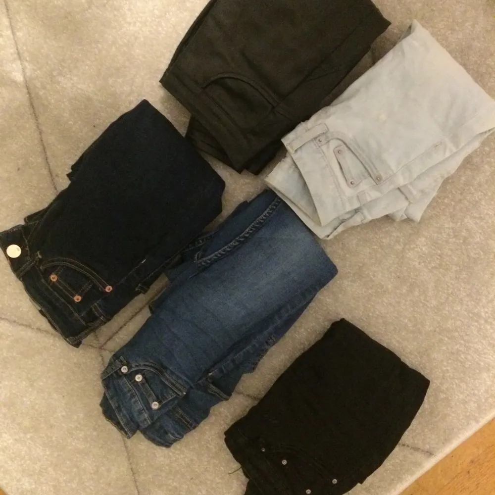 Samlar på byxor, så har massor jag vill sälja  billigt. Som knappt används eller har dubbelt av. Säljer därför 5 par jeans för 250 kr. Nypris 399 kr st. Bättre bild kan skickas. Har även fler byxor som jag gärna kan sälja. . Jeans & Byxor.