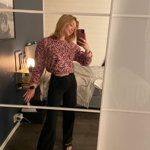 Rosa zebra teöja från H&M - HEJ! Säljer min croppade tröja från hm divided då den ej kommer till användning. Tröjan är ju skönt material och har dragsko i midjan vilket gör att du kan justera så de passar just dig.😊 Samfraktar såklart vid köp av flera plagg.