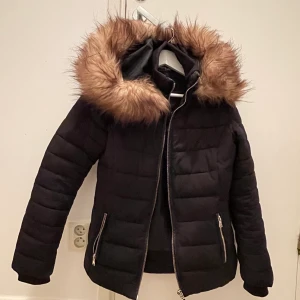 Varm vinterjacka  - Miss Selfridge vinterjacka storlek 34 / xs   Jackan använd en hel vinter men i mycket gott skick. 