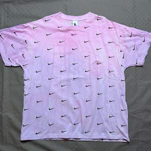 Custom tiedye på en all over broderad Nike Tshirt storlek L men sitter oversize (XL)