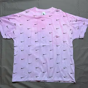 Custom tiedye på en all over broderad Nike Tshirt storlek L men sitter oversize (XL)