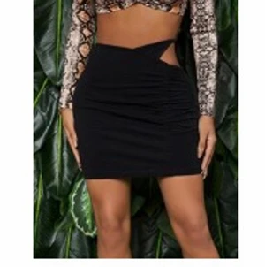 Kjol - En jätte fin svart kjol med en liten öppning vid höften❤️