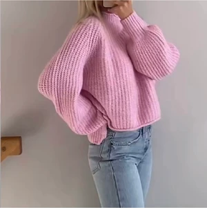 Zara rosa stickad tröja - Säljer denna stickade tröja från zara i en jättefin rosa färg. Säljer på grund av att den inte längre kommer till användning. Bilderna är lånade men tröjan är i fint skick och kan skicka egna på efterfrågan💜 storleken är M men denna passar mig som har S väldigt bra ändå