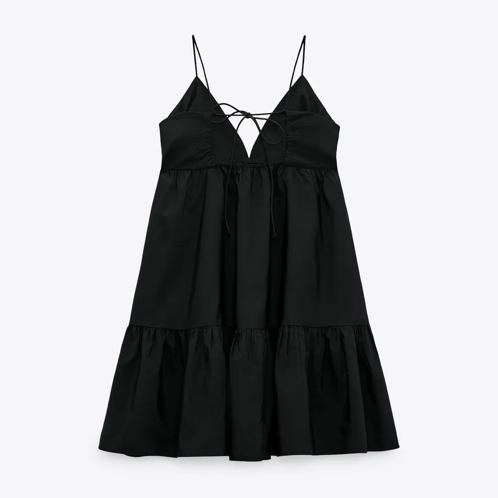 Säljer denna slutsålda klänning från Zara i storlek xs! Använd en gång så den är som ny. . Klänningar.
