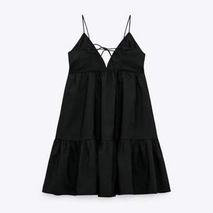 Säljer denna slutsålda klänning från Zara i storlek xs! Använd en gång så den är som ny. 