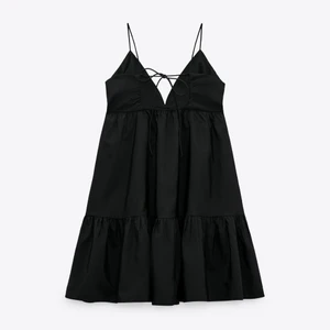 Zara klänning - Säljer denna slutsålda klänning från Zara i storlek xs! Använd en gång så den är som ny. 