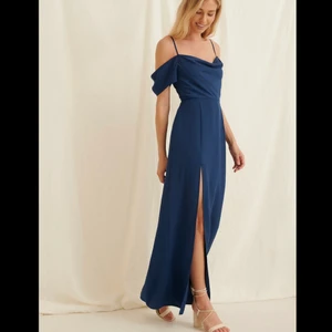 Balklänning  - Mörkblå balklänning från NA-KD kollektion med Pamela. Super fin, använd 1 gång. Klänningen är slutskåld hos NA-KD. Storlek 38. Pris 300:- 