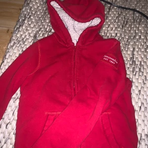 RÖD ABERCROMBIE AND FITCH TRÖJA  - Säljer min röda abercrombie & fitch tröja. Skriv för fler bilder. Storlek M men sitter som en S. Vill bli av med den så snabbt så möjligt. 💓