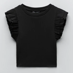 Topp med volanger Zara - Jättefin topp från Zara, bara använt några få gånger. I storlek M men passar även S 💕 helt slutsåld på hemsidan 