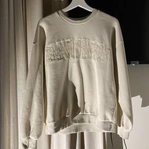 En beige sweatshirt från Gina i st M, den är använd 1-2 gånger max annars är den ny och fräsch! 🤍 Tror även att den inte säljs längre.