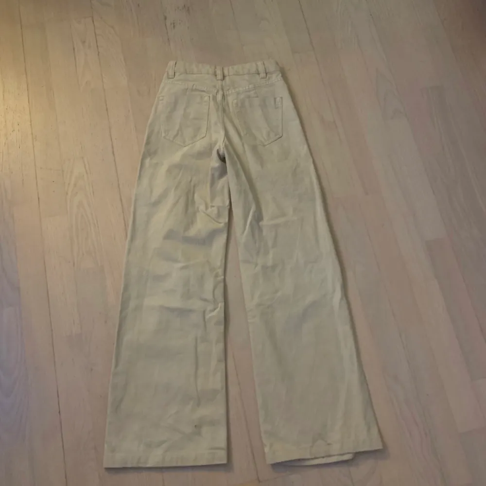 Sælger disse bukser fra BERSHKA. De er brugt 2-3 gange, men ingen tegn på slid. ( De er lidt foldet på billedet, men er i fin stand ).  Mindste pris : 98kr.        Ny pris : 250kr. Jeans & Byxor.