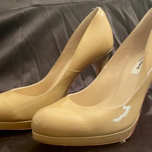 Skor creamfärjade - En fin festsko köpt på Rizzo. Höjd klack 10 cm, plattå 1 cm