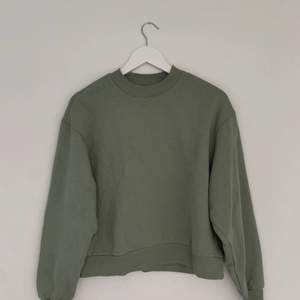Sælger denne sweater fra Weekday, den er aldrig blevet brugt. Kun prøvet på 1 gang.                                                                             Mindste pris : 159kr.         Ny pris : 229kr