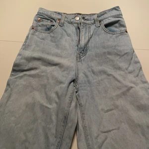 Levis balloon jeans stl 24 - Älskade dom här men tyvärr försmå nu. Ordinarie pris 800kr