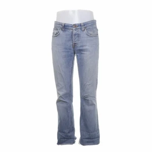 Blåa Nudie jeans - Skitsnygga ljusblåa Nudie Jeans i bra skick. För mig som är ca 170 är dom lite korta, så dom skulle passa perfekt på nån som är 165cm eller kortare👖☺️ (midjemått 76cm)