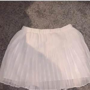 Kjol - Fin plisserad kjol från Ginatricot. Bra skick! Spårbar frakt på 45:- tillkommer.