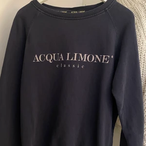 AQUA LIMONE' SWEATSHIRT🙌🏼🌟🥂💗 - mega fin aqua limone’ tröja i mörkblå från aqua limone hemsidan. köpt för 999kr. Köptes för ett tag sen men knappt använd.💗 Den är i ett mycket gott skick och alla tryckelser är tydliga. Den är i strl M men passar jättebra på mig som vanligtvis brukar ha strl Xs, S. Skriv till mig för mer info!👋🏼💗😽