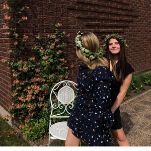 Blommig klänning  - En mörkblå blommig klänning med ruffel detaljer. Använd en gång. Storlek 38 från Asos frakt tillkommer med 40kr