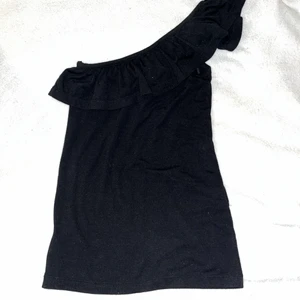 Ond shoulder topp  - En tunn one shoulder topp med volang. Tunt och skönt material! Hör av er vid frågor eller fler bilder🥰 (Lappen är avklippt så vet tyvärr inte var den kommer från och storlek) Tror den skulle passa allt från Xs till M beroende på hur man vill att den ska sitta✨