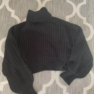 Stickad tröja - Jättefin stickad tröja som är i jättefint skick. Vet tyvärr ej vart den är köpt då jag fått den i julklapp 🌸 175kr+frakt eller högsta bud!