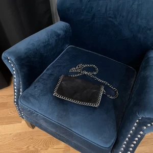 Svart axelväska - Säljer denna söta väska pågrund av att den inte kommer till användning💕💕 endast använd ett fåtal gånger