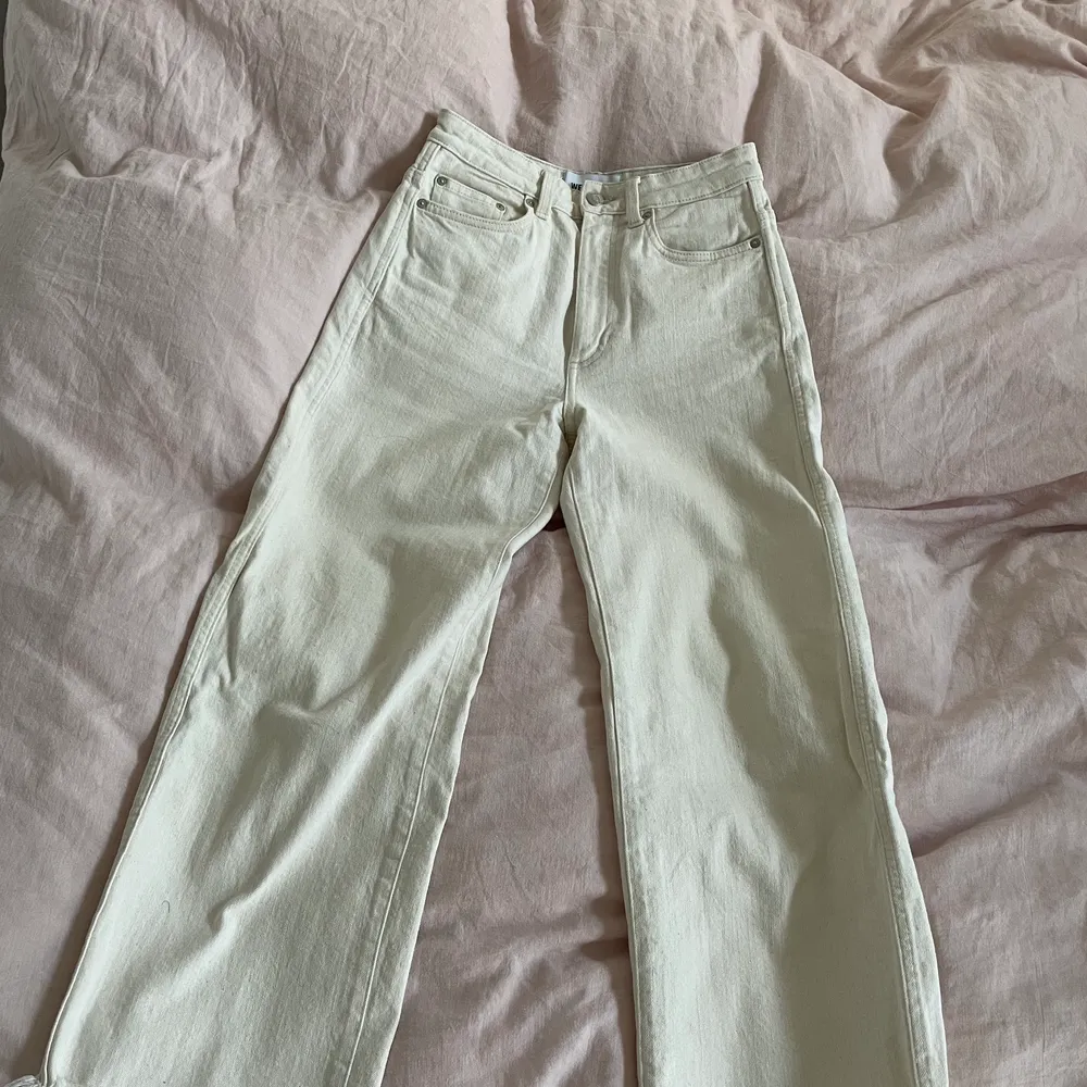 Kräm vita jeans från weekday i storlek 25. Jeans & Byxor.