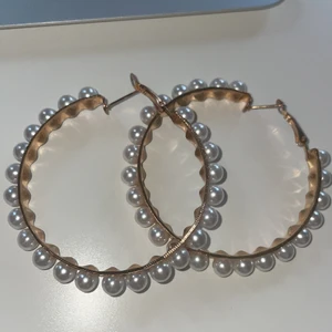 Örhängen med pärlor  - Superfina örhängen med pärlor på som jag tyvärr inte kan använda. Knappt använda. 