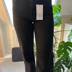 Helt nya jeans från zara - Wide leg jeans från zara i storlek 36. Helt nya och oanvända med lappen kvar! Skicka om du har frågor💕