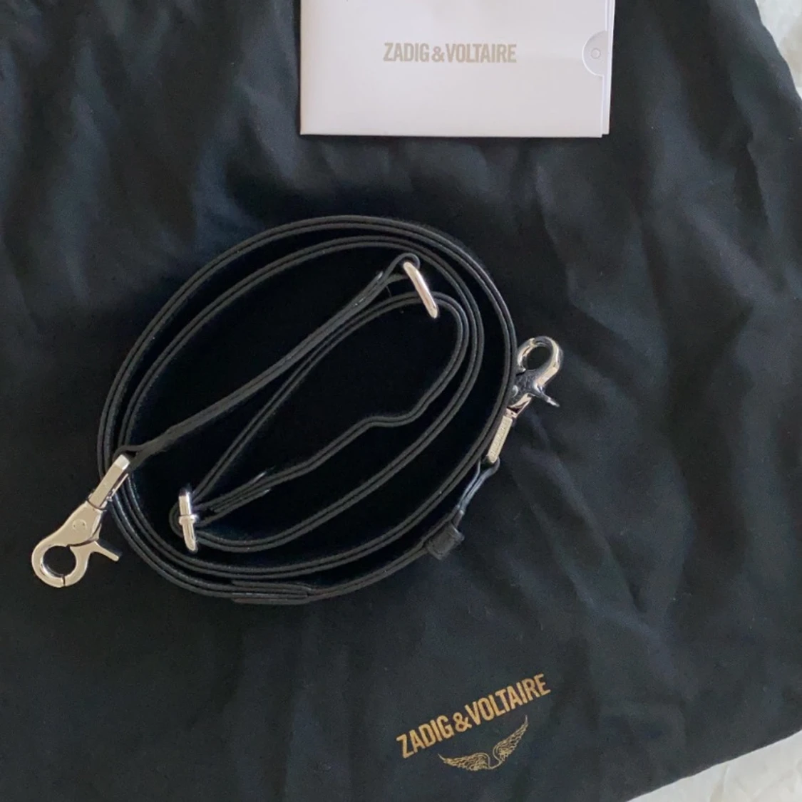 Ett väskband från ZADIG&VOLTAIRE