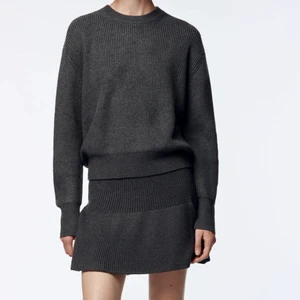 Zara stickat set - Säljer detta jättefina stickade setet från Zara, använt endast ett par gånger! Så fint och passar till allt. Skriv för mer bilder, vid intresse! 