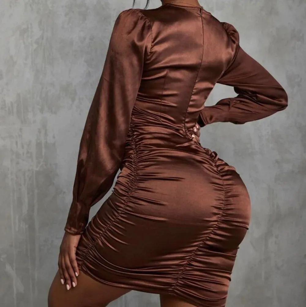 Supersnygg silkesklänning i brun, säljs då den inte kommer till användning. Frakt tillkommer 💘🤌🏼. Klänningar.