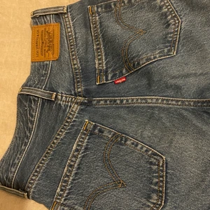 Levis jeans  - Hej säljer dessa super snygga Levis jeansen pågrund av att dom är på gränsen för förkorta❤️stolek 23 men skulle även passa en 24❤️ är på gränsen till förkorta på mig som är 163 cm❤️säljer även tre till par Levis jeans! Så gå in och kolla på min profil ❤️ Mvh Anna