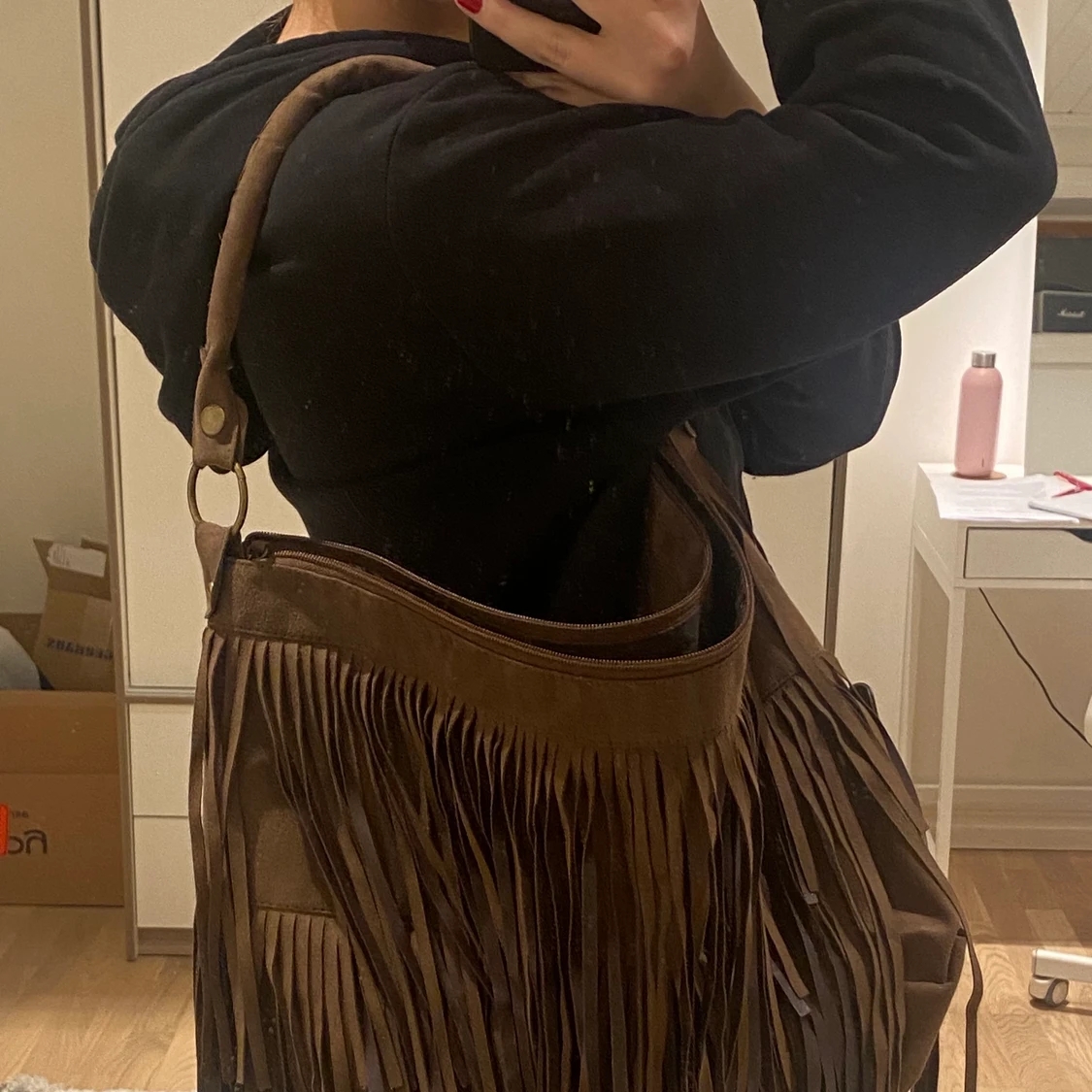 Brun väska i mocka med fransar